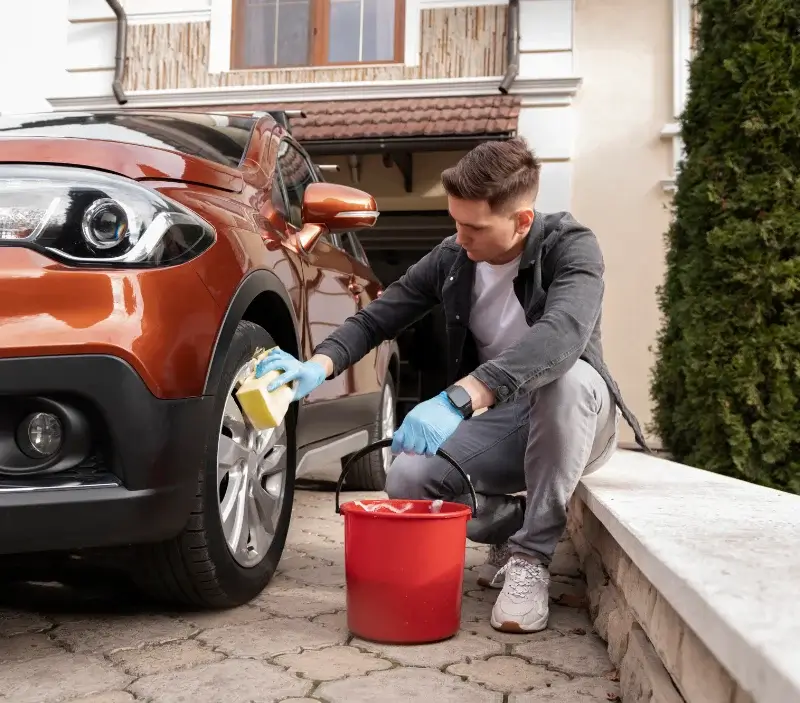Lavage auto à domicile Clairvaux-les-Lacs : professionnel intervenant sur un véhicule